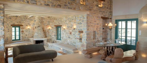Altamar Villa | Living area | Fireplace