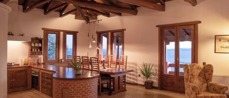 Villa, vue sur la mer | Cuisine privée | Réfrigérateur, un four, surface de cuisson, lave-vaisselle