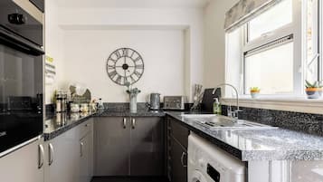 Apartment, 1 Bedroom, Balcony, Garden View | Interior