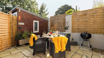 Apartment, 1 Bedroom, Balcony, Garden View | Outdoor dining