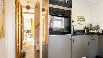 Apartment, 1 Bedroom, Balcony, Garden View | Interior