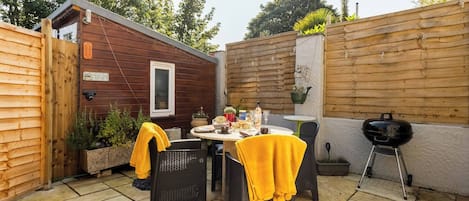 Departamento, 1 habitación, balcón, vista al jardín | Restaurante al aire libre
