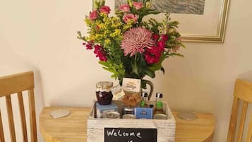 Apartment, 1 Bedroom, Balcony, Garden View | Dining room