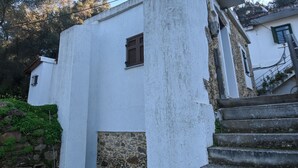 A white building with a small window and a stone wall. - Chania Hillside 2BD Home – Nature & Comfort by ΜΡS (Plemeniana)