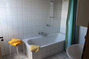 Unclassified image, 5 of 8, button - Vrbo Property (Holungen)