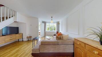 House, 3 Bedrooms, Smoking, Patio | Living room