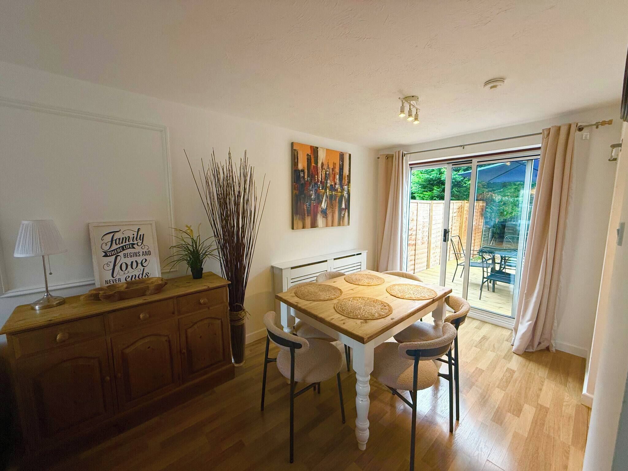 ハウス 3 ベッドルーム 喫煙可 パティオ | ダイニングルーム