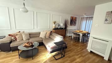 House, 3 Bedrooms, Smoking, Patio | Living area