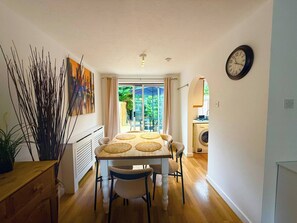 Huis, 3 slaapkamers, roken, terras | Dineren