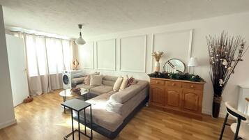 House, 3 Bedrooms, Smoking, Patio | Living area