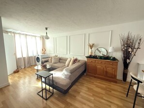 House, 3 Bedrooms, Smoking, Patio | Living area - Near Tower Bridge 3 Bedroom House With p (London)