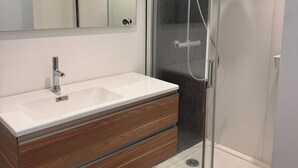 Dusche, Haartrockner, Handtücher, Seife