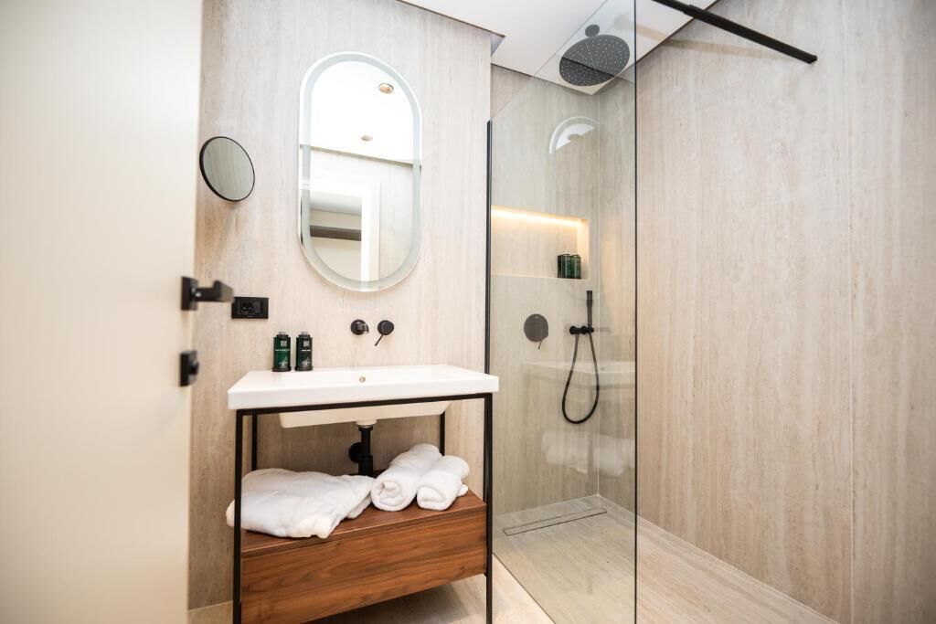 Deluxe Double Room | Bathroom | Free toiletries, hair dryer, slippers, towels