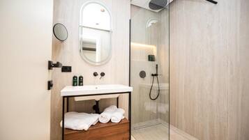 Deluxe Double Room | Bathroom | Free toiletries, hair dryer, slippers, towels