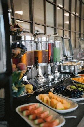 Un buffet proposant une variété de plats et de boissons en libre-service.