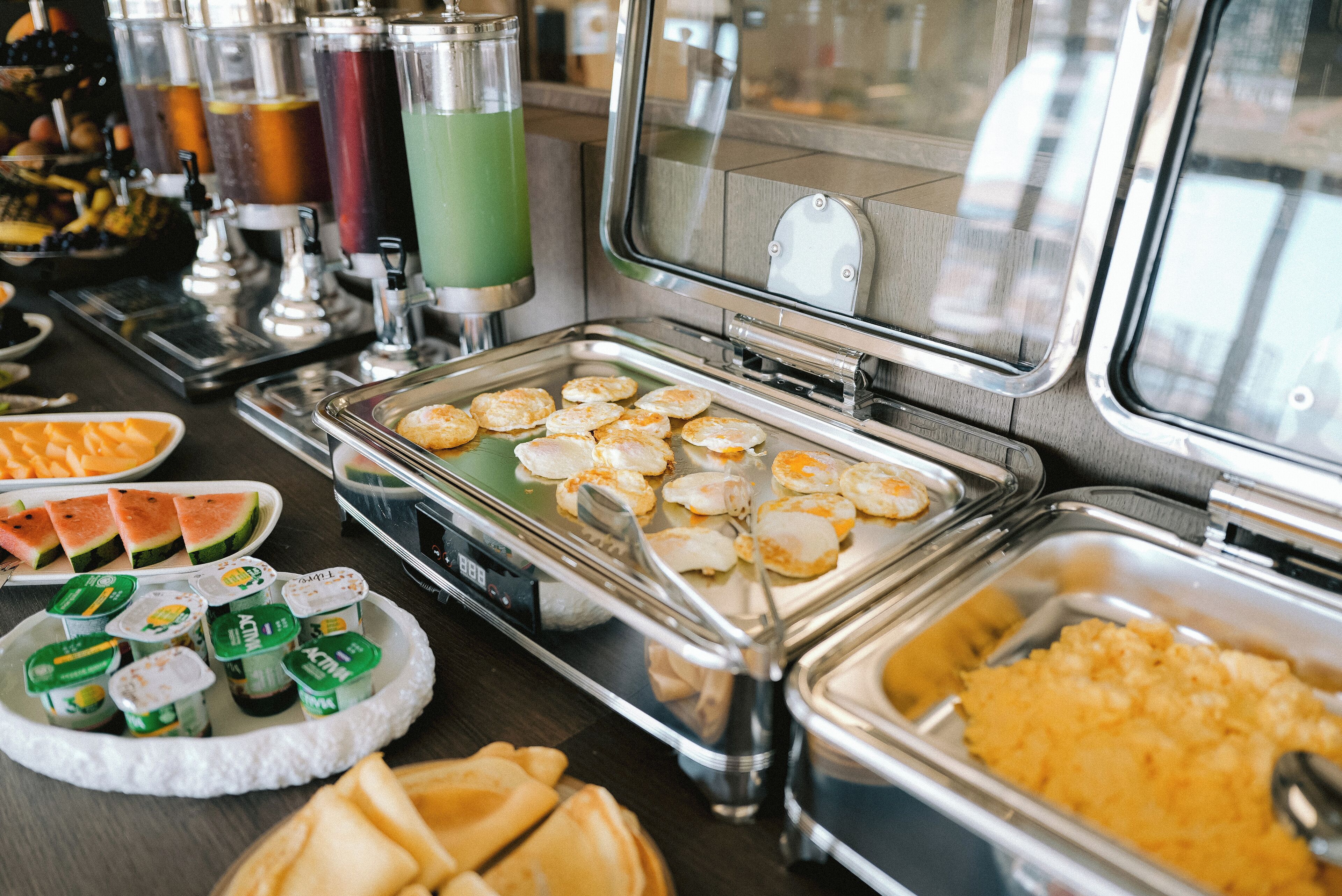 Un bufé con diversos alimentos y bebidas.