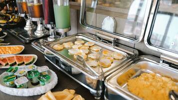 Buffet com diversos alimentos e bebidas.