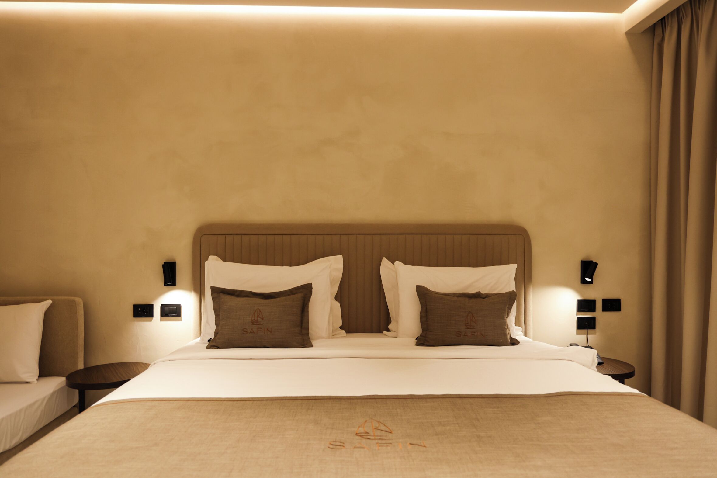 Minibar, coffres-forts dans les chambres, Wi-Fi gratuit, draps fournis