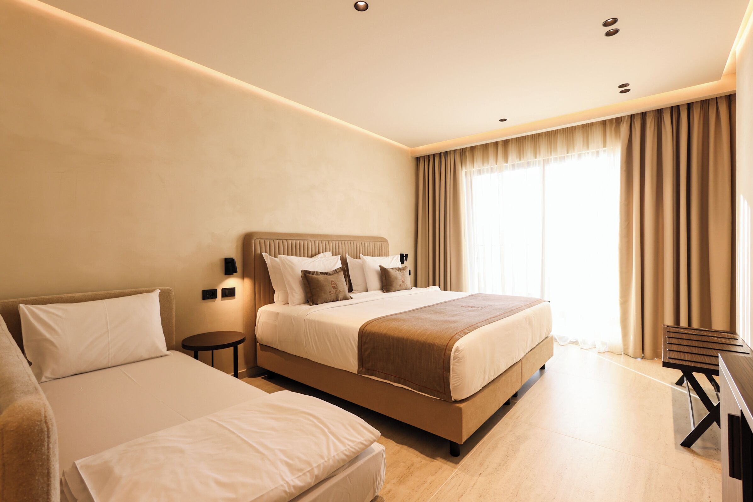 Superior-Dreibettzimmer, 1 King-Bett und Schlafsofa, Balkon, Meerblick | Minibar, Zimmersafe, kostenloses WLAN, Bettwäsche