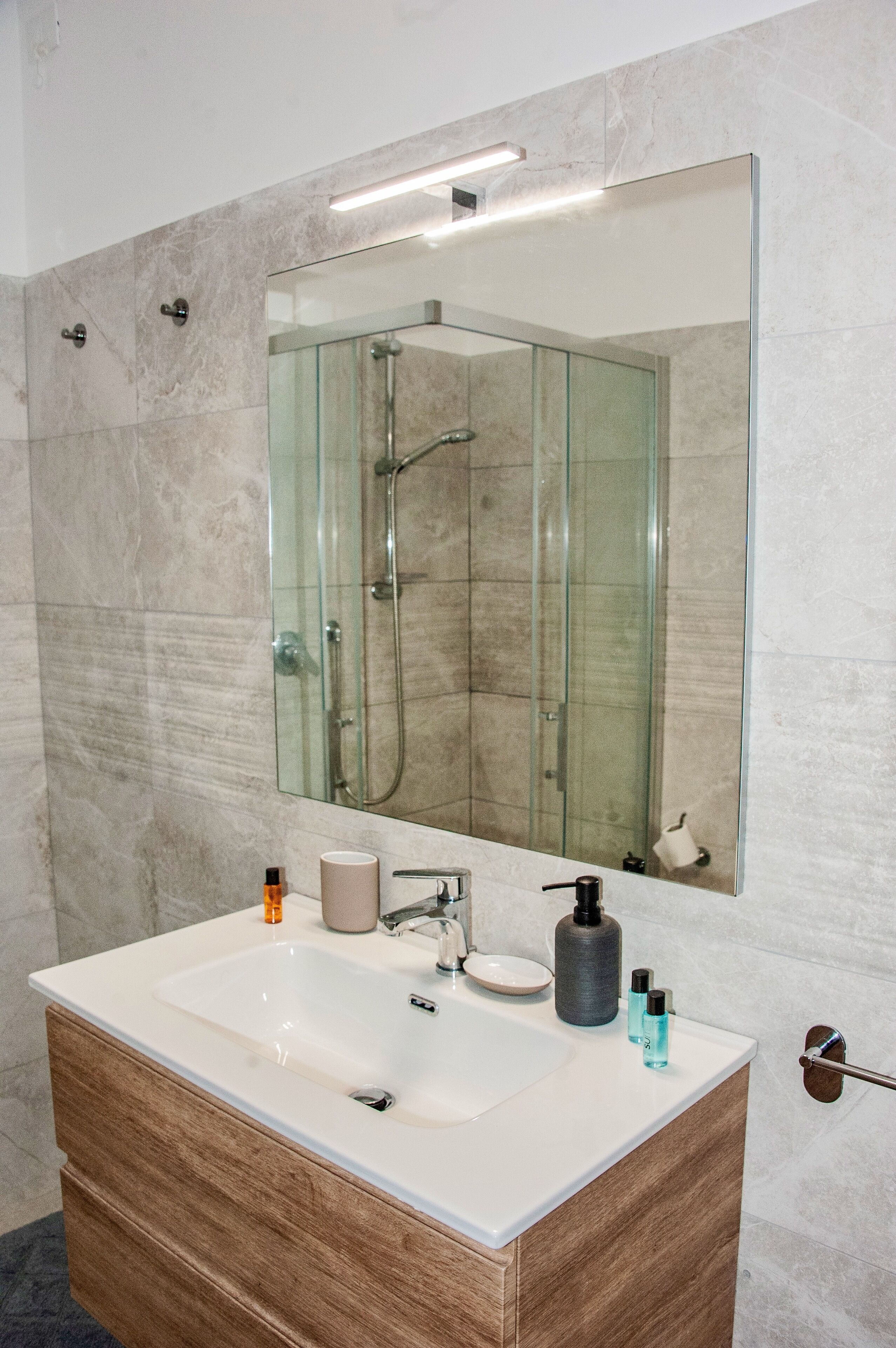 Douche, sèche-cheveux, bidet, serviettes fournies