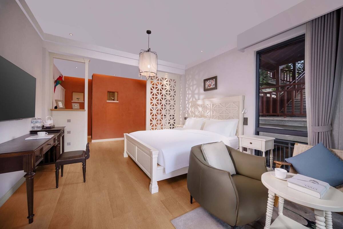 Individually decorated, individually furnished, desk, laptop workspace