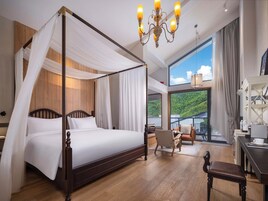 Romantiskt dubbelrum - uteplats - utsikt mot bergen | Individuell inredning, unika möbler, skrivbord och arbetsyta för laptop