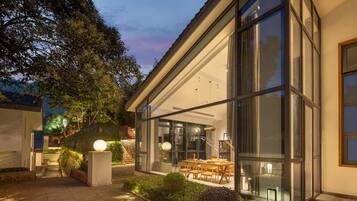 Vila sênior, varanda, vista para a colina | Terraço/pátio