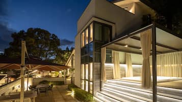 Villa Sénior, patio, vue colline | Décoration personnalisée, ameublement personnalisé, bureau