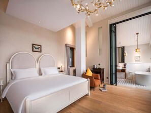 ซีเนียร์วิลล่า, ลานระเบียง, วิวภูเขา | ห้องพักตกแต่งอย่างมีเอกลักษณ์, ตกแต่งพิเศษโดยเฉพาะ, โต๊ะทำงาน