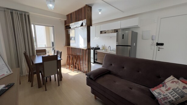 Un appartement moderne comprenant un coin repas, une cuisine et un salon.