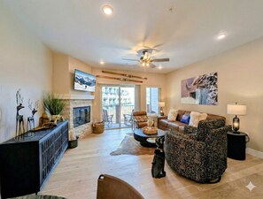 Living area - New Luxury | Keystone Lake | King Bed (Keystone)