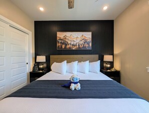 2 bedrooms, iron/ironing board, WiFi, bed sheets - New Luxury | Keystone Lake | King Bed (Keystone)