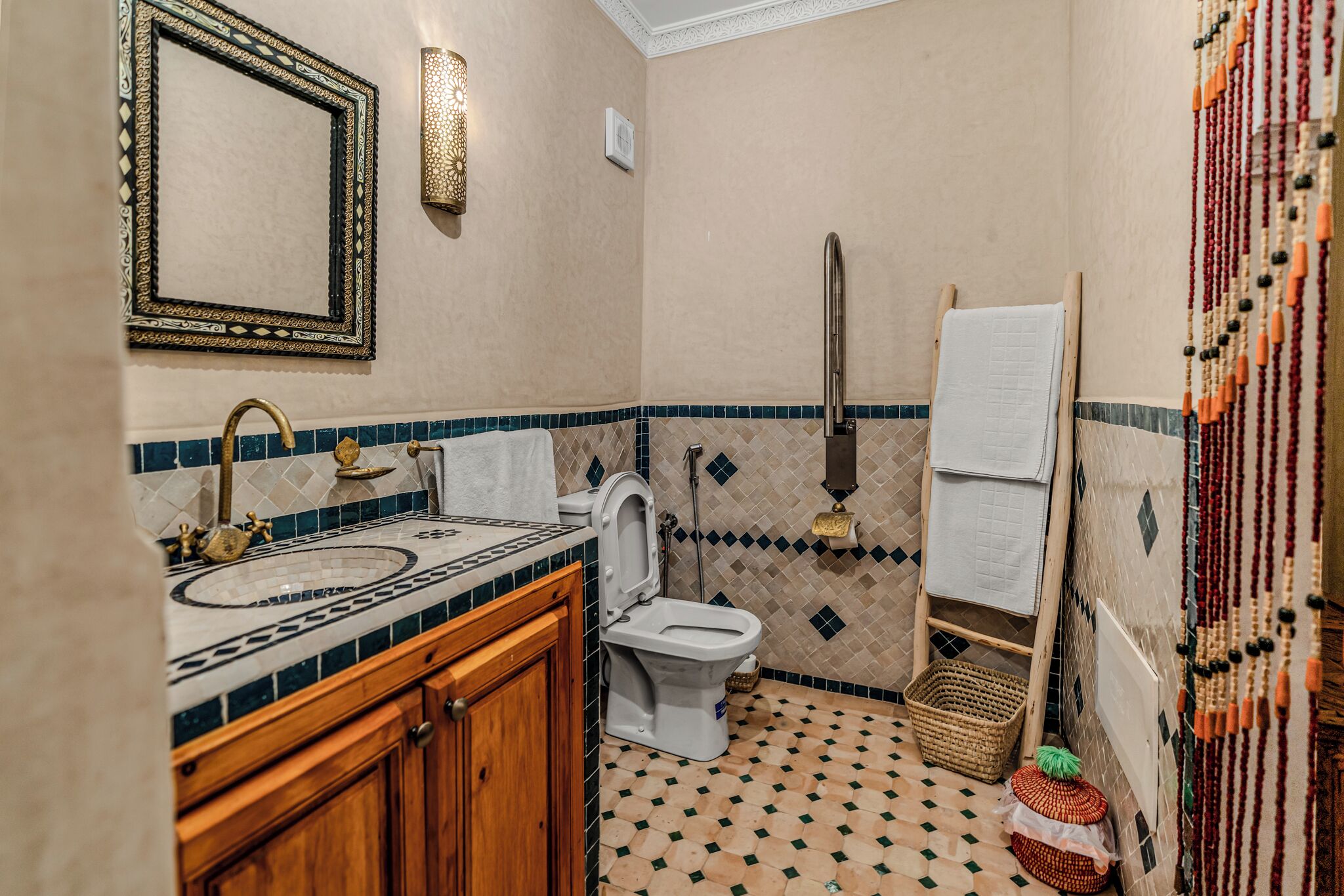 Ein Badezimmer mit Toilette, Waschbecken und Handtuchhalter.