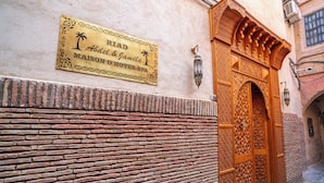 A traditional Moroccan building with a sign for 'RIAD Abdel & Manila Maison d'Hôtes SPA'. - Riad Maison D'HÔTE ABDEL & JAMILA (Marrakech)