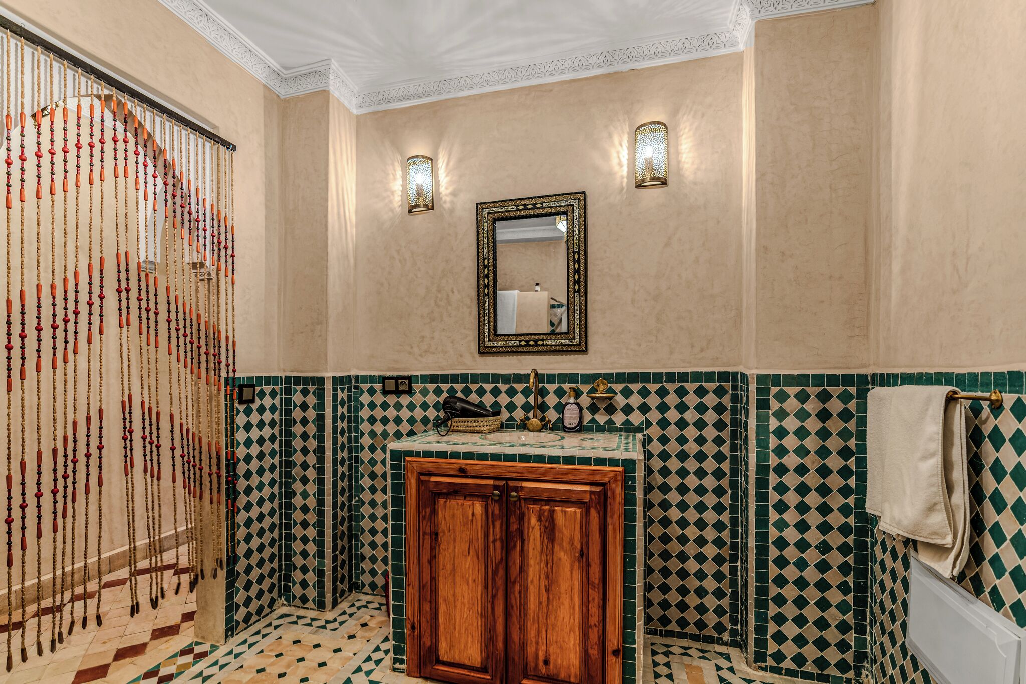 Un baño con un mueble de madera, un lavabo y un espejo.