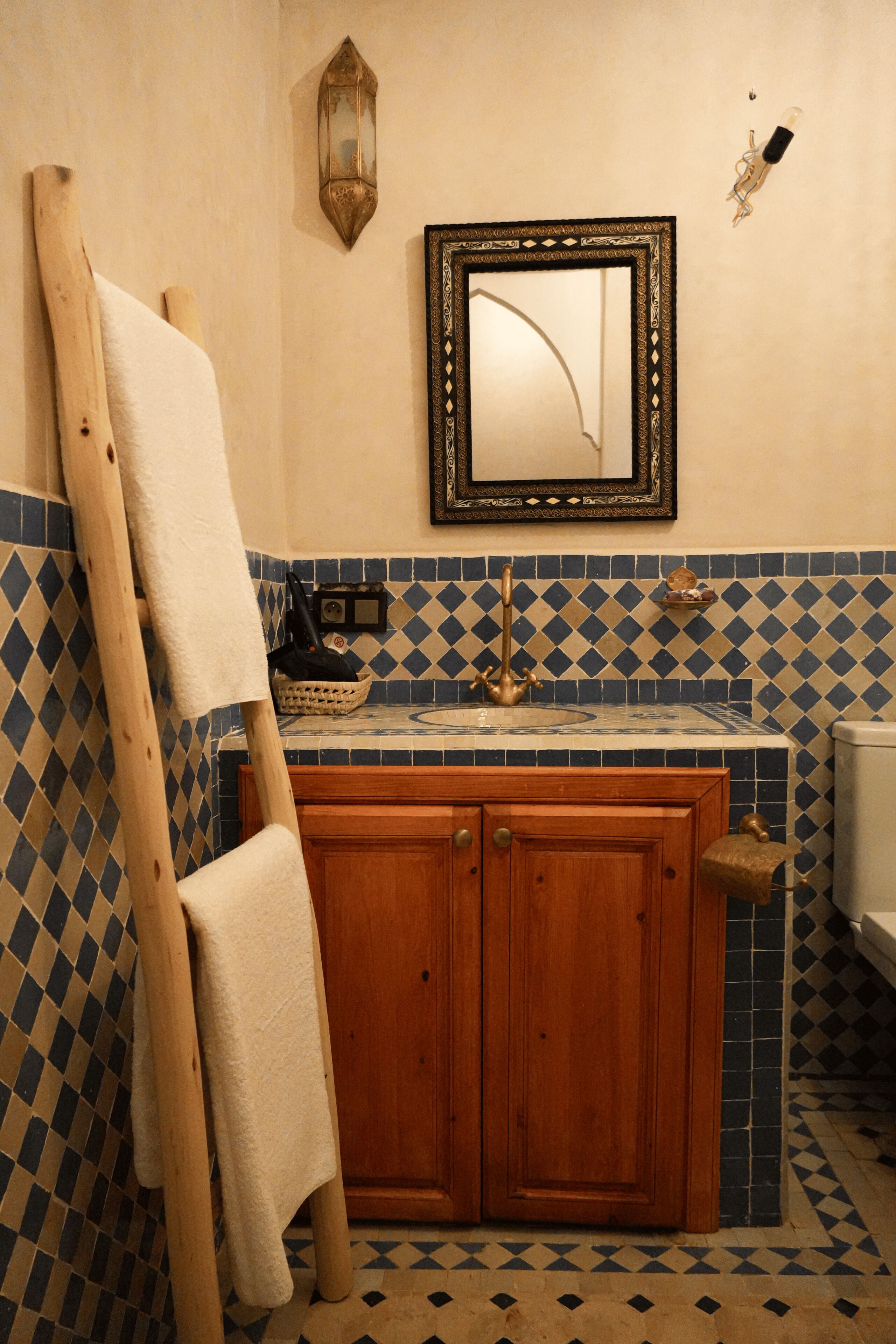 Douche, articles de toilette gratuits, sèche-cheveux