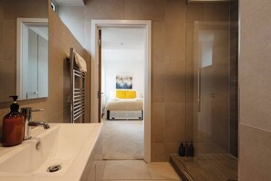 Shower, towels - Central Leeds 1-Bed Apartment near Train Station (Leeds)