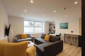 TV, offices - Central Leeds 1-Bed Apartment near Train Station (Leeds)