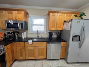 Private kitchen - Modern 3BR ATL Home, 6-Car Private Parking, 10 Min to Airport & DT (Atlanta)