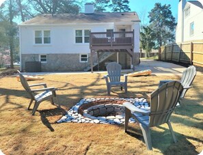 Terrace/patio - Modern 3BR ATL Home, 6-Car Private Parking, 10 Min to Airport & DT (Atlanta)