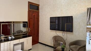 Luksus-enkeltrom, balkong, byutsikt | Safe på rommet, skrivebord og skrivebord for bærbar PC