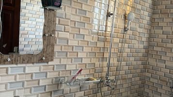 Luxe eenpersoonskamer, balkon, uitzicht op de stad | Badkamer | Gratis toiletartikelen, een haardroger, pantoffels, handdoeken