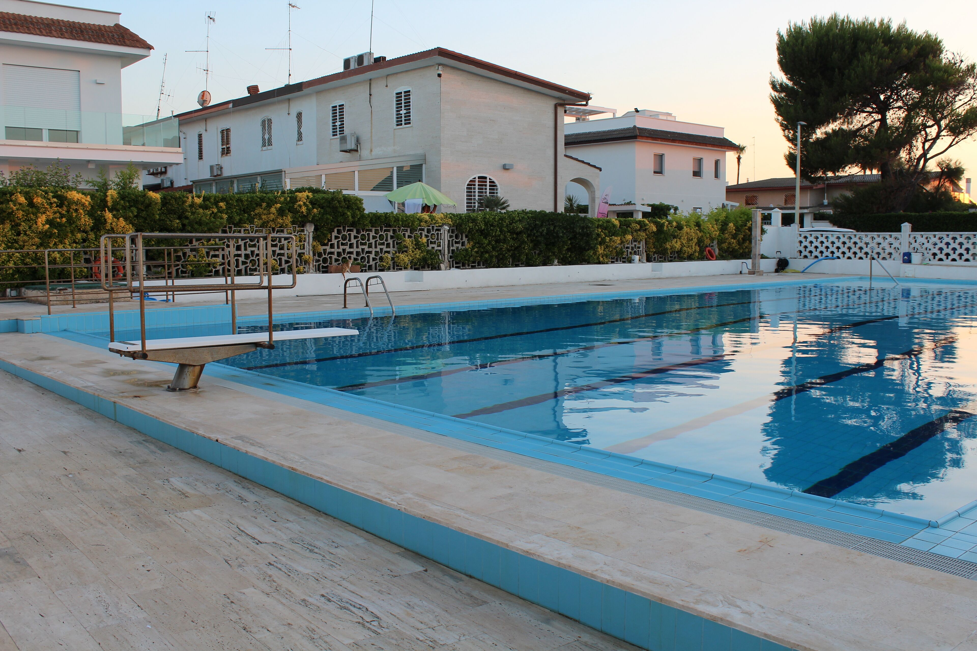 Außenpool (je nach Saison geöffnet), Sonnenschirme