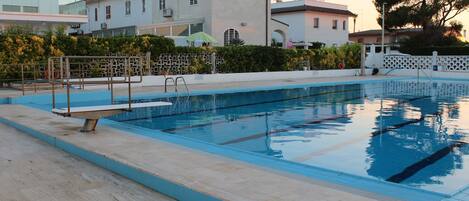 Piscine extérieure (ouverte en saison), parasols de plage
