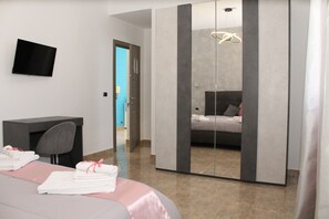 Deluxe Double Room, Patio, Partial Sea View | Desk, laptop workspace, iron/ironing board, free WiFi - Luca's House (Giovinazzo)