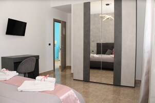 Habitación Deluxe doble, patio, vistas parciales al mar | Escritorio y espacio para trabajar con un portátil