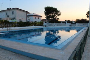Una piscina al aire libre de temporada (de 10:00 a 19:00), sombrillas