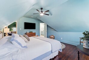 Tabla de planchar con plancha, wifi, ropa de cama