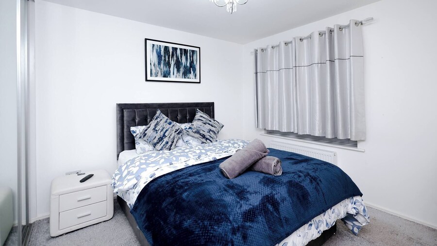 Cozy Place in Salford, Sleeps 8, 4 Bedroom, 5 Beds