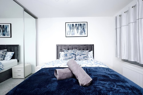 Cozy Place in Salford, Sleeps 8, 4 Bedroom, 5 Beds